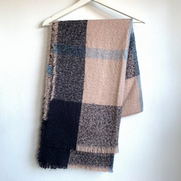 BCBGeneration Accessories - BCBGeneration womens wide Plaid scarf EUC